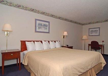 Quality Inn & Suites Biltmore South Arden Room photo