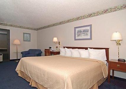 Quality Inn & Suites Biltmore South Arden Room photo